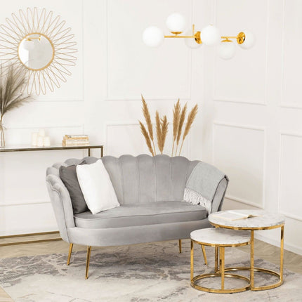 ZENDAYA dvivietė sofa laukiamajam – elegantiškas pilkas audinys ir auksinės metalinės kojelės