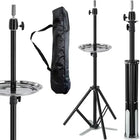 Stovas kirpėjų mokymo galvai su indu įrankiams pasidėti