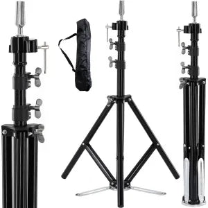 Stovas kirpėjų mokymo galvai su indu įrankiams pasidėti