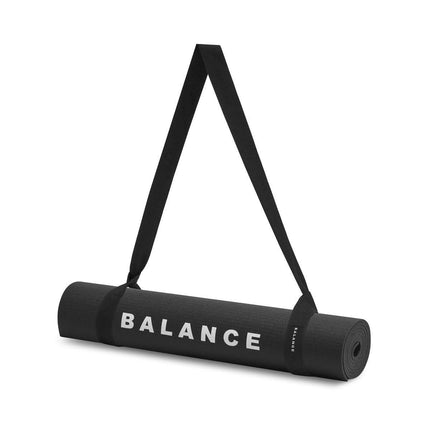 BALANCE MAT BLACK juodas kilimėlis ant grindų studijoje, tinkamas intensyviam kasdieniam naudojimui