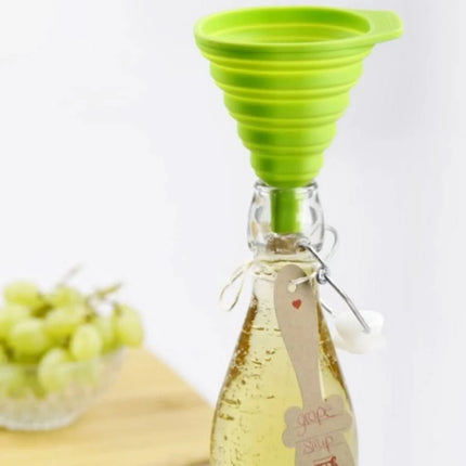Sulankstomas silikoninis piltuvėlis, 7 cm, sukrautas ant buteliuko, užpildytas skysčiu